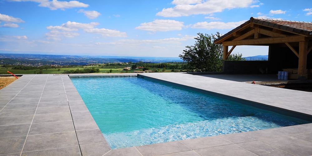 Piscine rectangulaire avec vue panoramique et pool house en bois